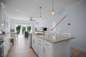 ثلاجة، ميكروويف، فرن، موقد طهي مسطح