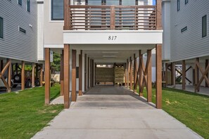 Property grounds - Modern Single Family Home 5 minute walk to the Beach! Linens Included! (Carolina Beach)