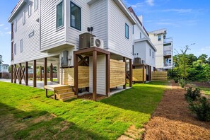 Exterior - Modern Single Family Home 5 minute walk to the Beach! Linens Included! (Carolina Beach)