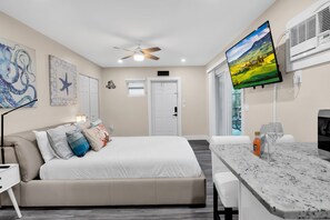 1 bedroom, iron/ironing board, free WiFi, bed sheets - Stylish/Open Studio w/ Kitchen & Outdoor Space (Lake Worth)