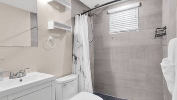 Douche, sèche-cheveux, serviettes fournies, savon