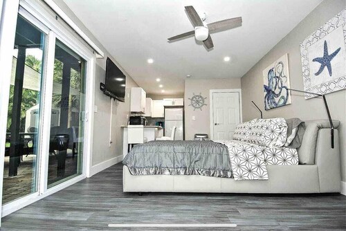 Stylish/Open Studio w/ Kitchen & Outdoor Space