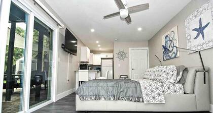 Stylish/Open Studio w/ Kitchen & Outdoor Space