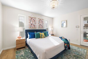 4 quartos, escrivaninha, ferros/tábuas de passar roupa, berço de viagem