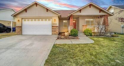 "Top-notch!" Family Fun HQ – games, fire pit, and a king suite for the grown-ups