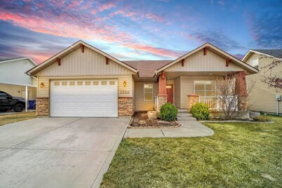 "Top-notch!" Family Fun HQ – games, fire pit, and a king suite for the grown-ups