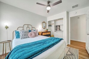 4 Schlafzimmer, Schreibtisch, Bügeleisen/Bügelbrett, Reisekinderbett