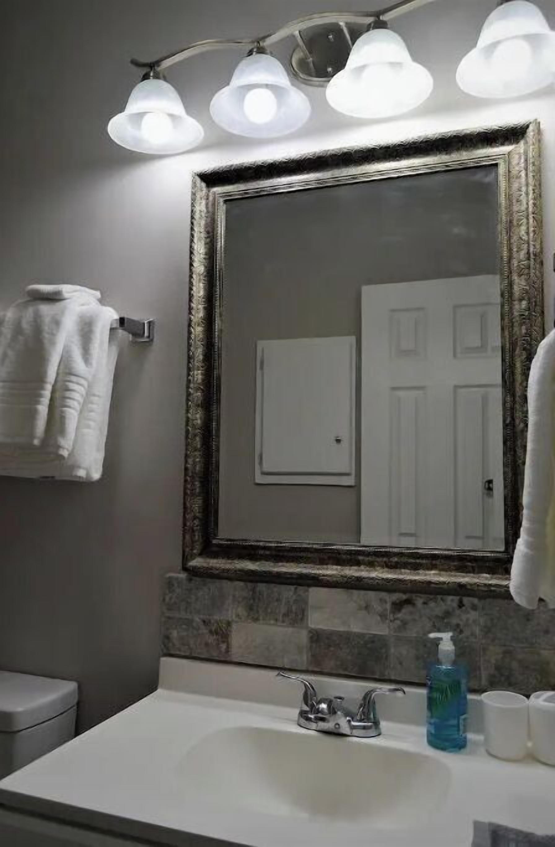 Tina, secadora de cabello, toallas, jabón 