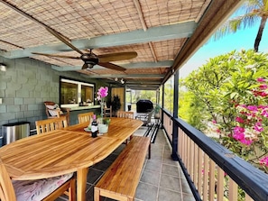 Outdoor dining - Bamboo Beach Cottage ~ Steps from shoreline access (Waimea)