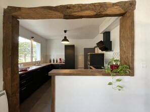 Réfrigérateur, micro-ondes, plaque de cuisson, lave-vaisselle