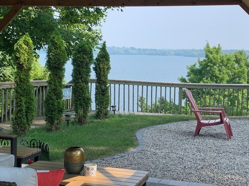 Cottage Getaway overlooking the Lake