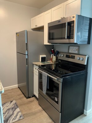 冷蔵庫、電子レンジ、オーブン、コンロ