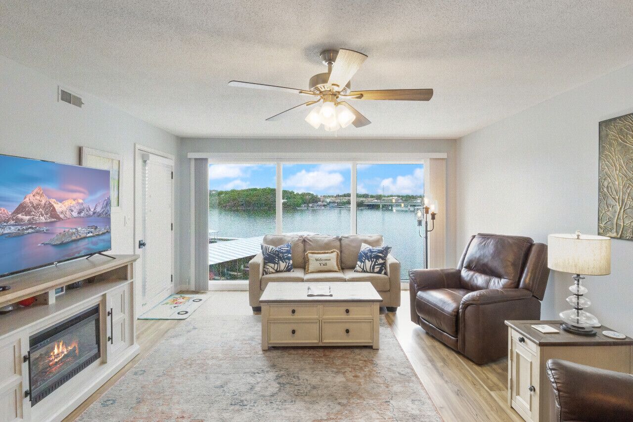 Una televisión, una oficina