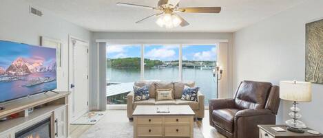 Una televisión, una oficina