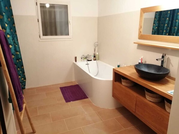 Baignoire, sĂšche-cheveux, savon