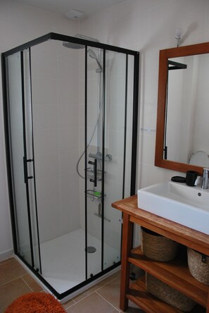 Bathtub, hair dryer, soap - Villa with swimming pool and large garden 9 minutes from the beaches in Frontignan (FRONTIGNAN)