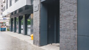 Edifici modern amb façana de maó i un rètol que indica l'adreça.