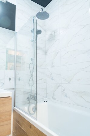 Combined shower/bathtub, hair dryer, towels, soap - Private Apartment in the Center (Szczecin)