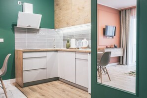 Jääkaappi, mikroaaltouuni, astianpesukone, vedenkeitin