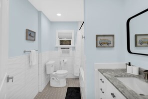 Combined shower/bathtub, hair dryer, towels, soap