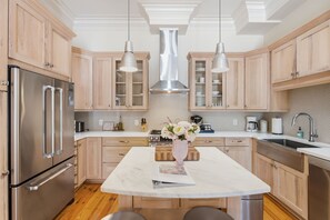 Coffee/tea maker, fridge, microwave, oven