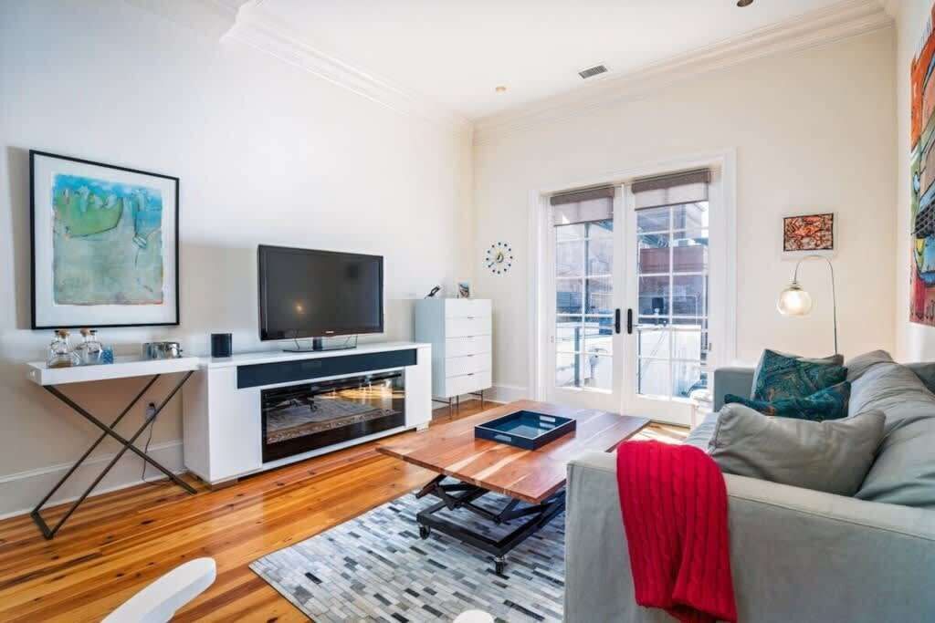 TV, fireplace