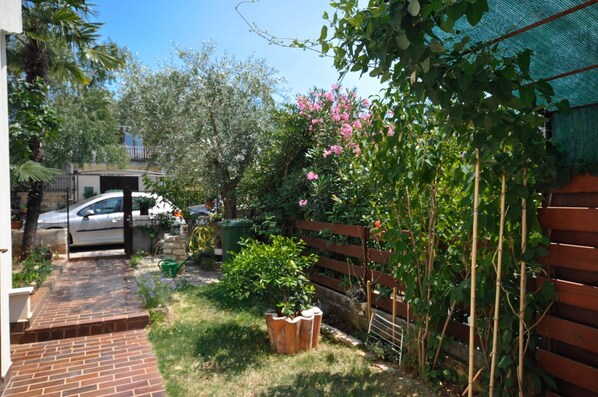 المنطقة المحيطة بالمنشأة