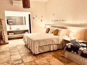 Studio Suite | Laptop workspace, travel cot, free WiFi, bed sheets - Maravista Guest House (Touros)