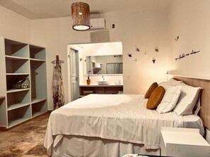 Laptop workspace, travel crib, free WiFi, bed sheets - Maravista Guest House (Touros)