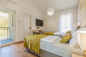 4 habitaciones, escritorio y tabla de planchar con plancha 