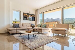 TV connectée, cheminée, baby-foot