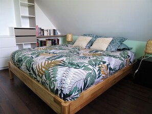 3 bedrooms, iron/ironing board, free WiFi, bed sheets