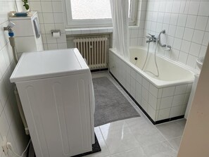 Badewanne, Haartrockner, Handtücher, Toilettenpapier