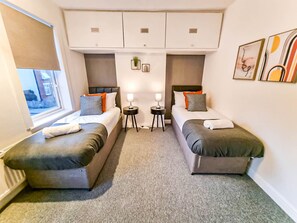 2 عدّة غرف نوم ومكواة/لوح كي وواي فاي مجانًا وملاءات أسرّة