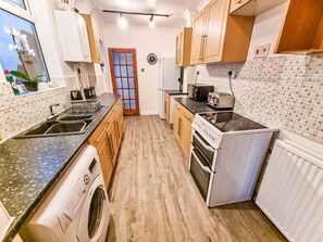 ثلاجة، ميكروويف، فرن، موقد طهي مسطح