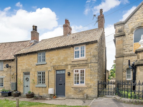 2 bedroom accommodation in Pickering