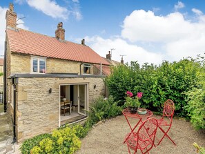 Outdoor dining - 2 bedroom accommodation in Pickering (Pickering)