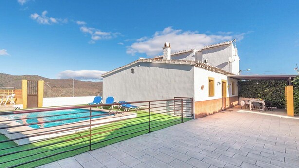 Eine Dachterrasse mit Swimmingpool, Liegestühlen und einer überdachten Terrasse.