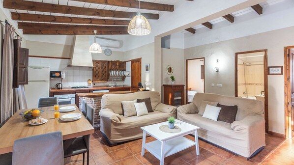 TV, caminetto, lettore DVD