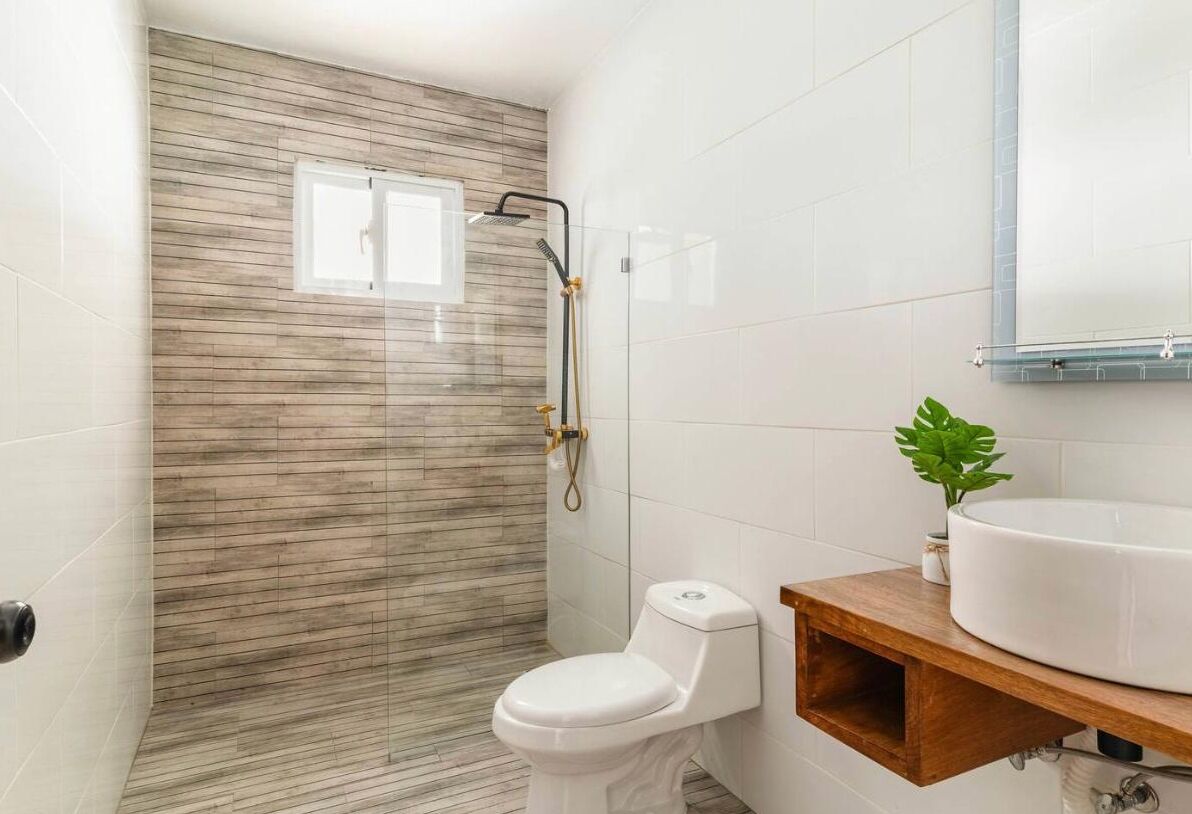 Une salle de bain avec une douche, des toilettes et un lavabo.