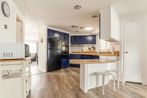 Jääkaappi, mikroaaltouuni, uuni, liesi