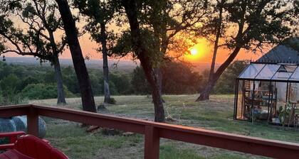 Hilltop Cottage Sunset Views at The Farm on a Hill