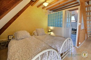 1 chambre, fer et planche à repasser, accès au Wi-Fi (inclus)