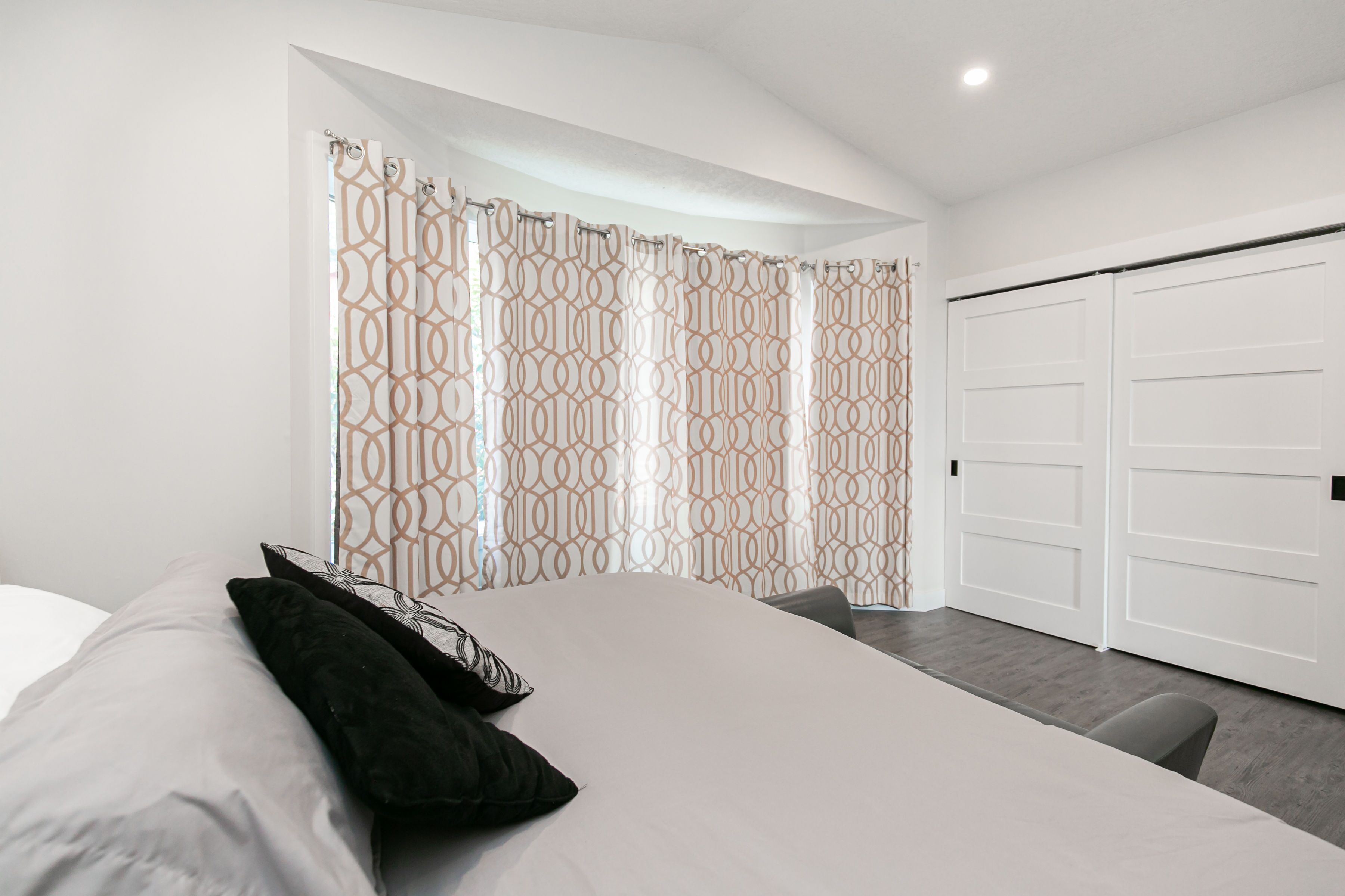 2 chambres, fer et planche à repasser, lit de bébé portatif