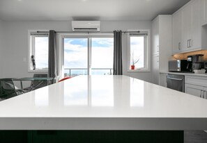 GroĂer KĂŒhlschrank, Mikrowelle, Ofen, Herdplatte