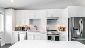 Full-size fridge, microwave, oven, stovetop