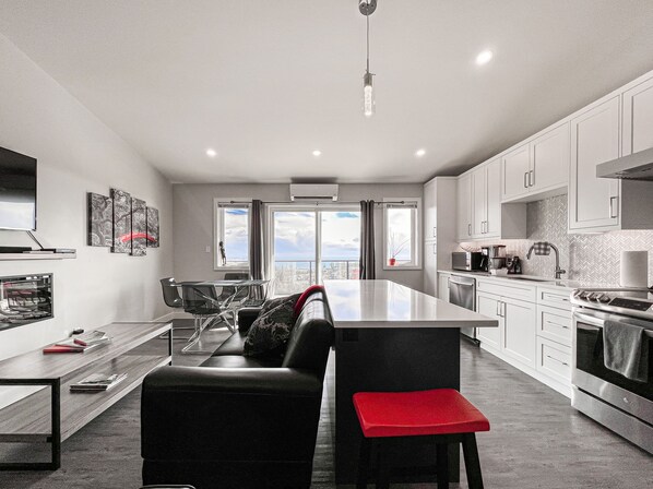 Full-size fridge, microwave, oven, stovetop