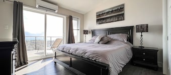 Eagle's View Penthouse: 180 degree unobstructed ocean and city views!
