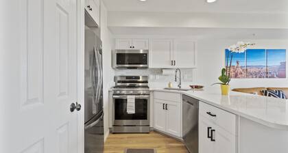 Beautifully remodeled condo, clean/cozy and minutes form Powder and Snowbasin.