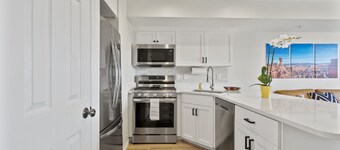 Beautifully remodeled condo, clean/cozy and minutes form Powder and Snowbasin.